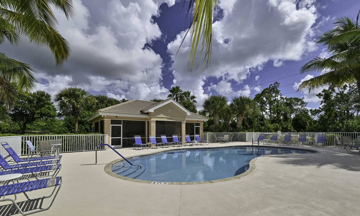 Bonita Springs Condo | Large Coach Home with lake view - Golf Available! - 5 Mins to Beaches!