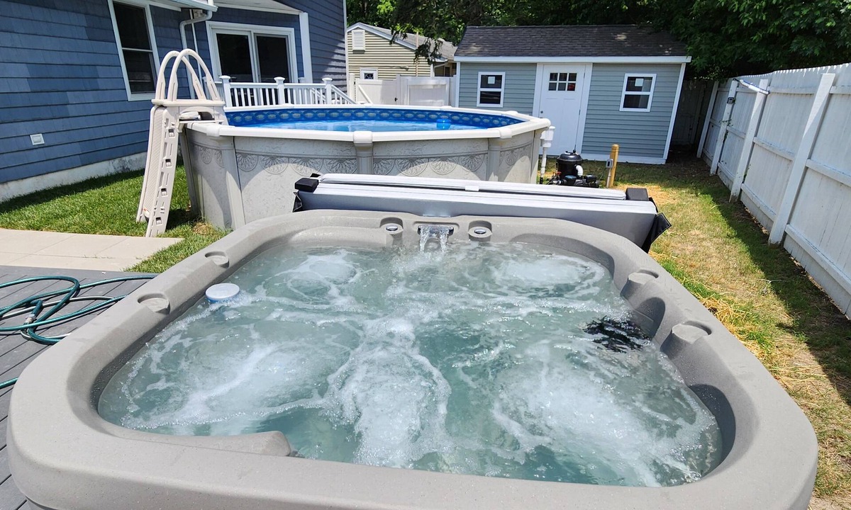 Lower Township House | Large Family Fun, 6BR/3 Bath, POOL, HOTTUB, Fenced Yard