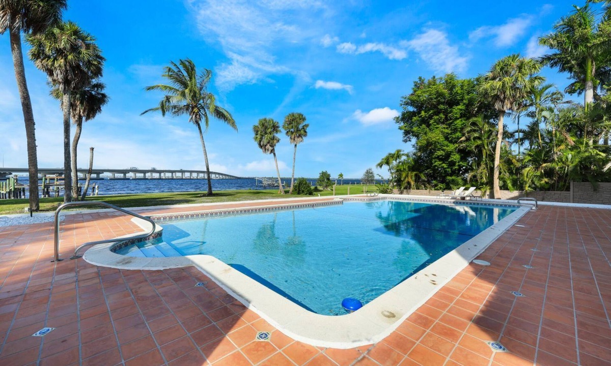 Fort Myers Villa | Leave the World Behind. 7 Bedroom Sleeps 20+, River View, Pool, Pets ok