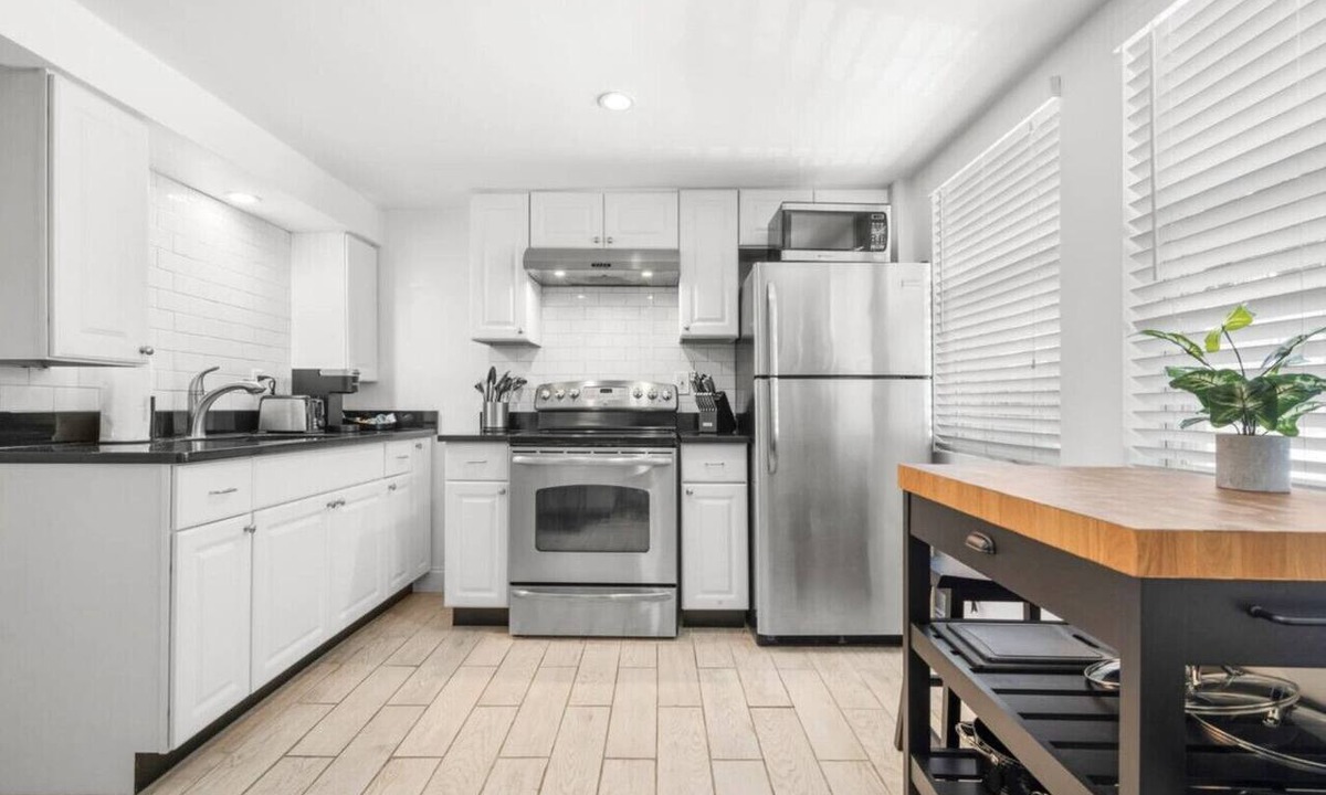 Historic Hyde Park North Apartment | Lil Hyde Out | Cute, Updated Hyde Park Apt