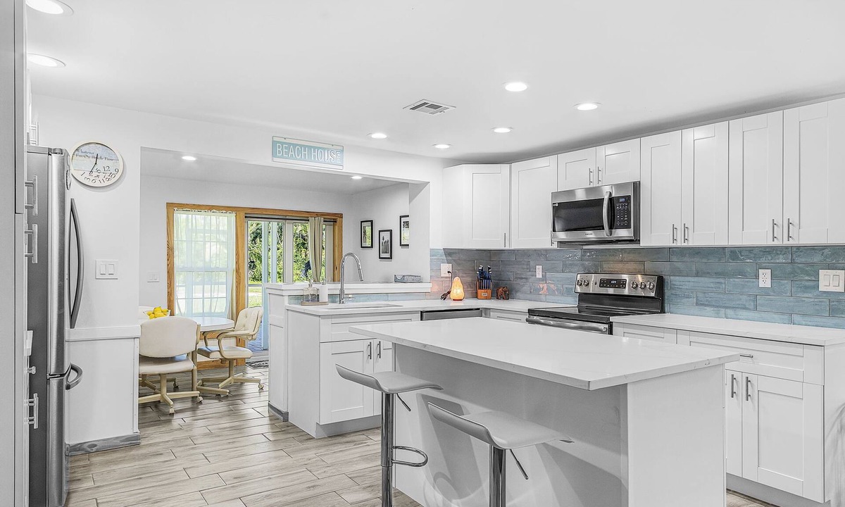 Saint James City House | Lime Life Villa – Retro Escape in St. James City, Hot Tub!