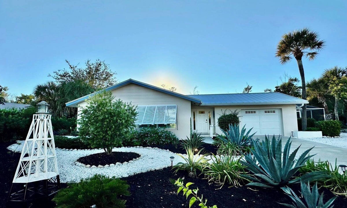 Sanibel House | Lion's Paw Cottage Where Old Charm Meets Water Adventures: Dock, Pool, Near Lighthouse Beach, Dining/Shops. Ground Level & Pet Friendly