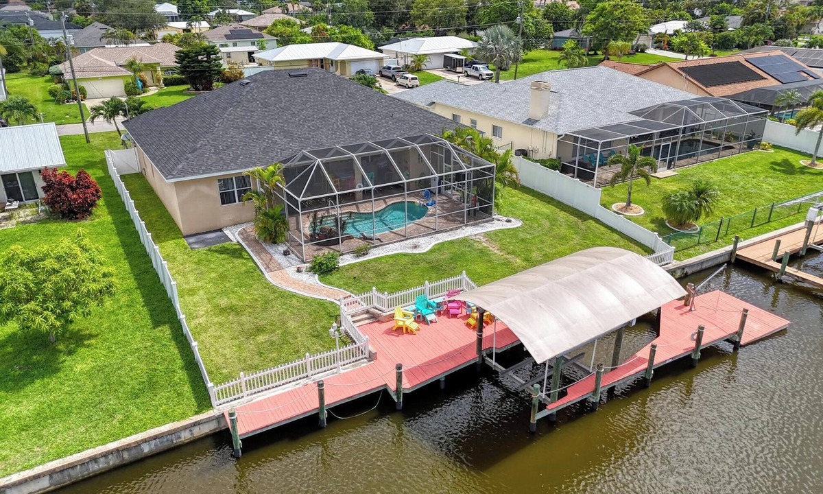 Caloosahatchee Villa | Loaded! Gulf Access Fenced Yard Smart TVS Kayaks Bikes Beach/Fish Gear Dog OK