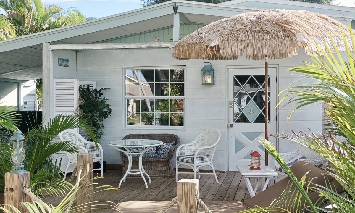 Naples Park Cottage | Long term winter getaway for snowbirds/December till March. 3 months minimum