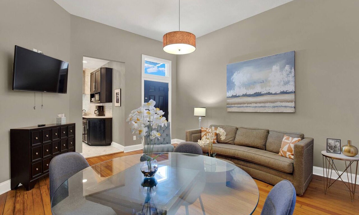 Thomas Square Apartment | Lovely Thomas Square Condo with Shared Porch