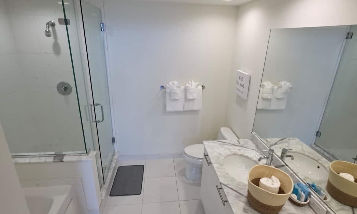 Edgewood Apartment | Lux in White 2BR, Balcony, Pool & Bay View