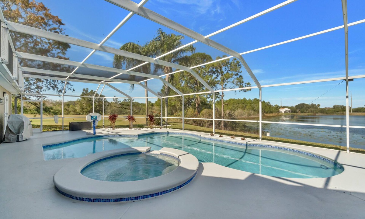 Sunridge Woods House | Luxe Lakefront Escape - Jacuzzi +Pool + Sunset Views + BBQ + Close to Disney!