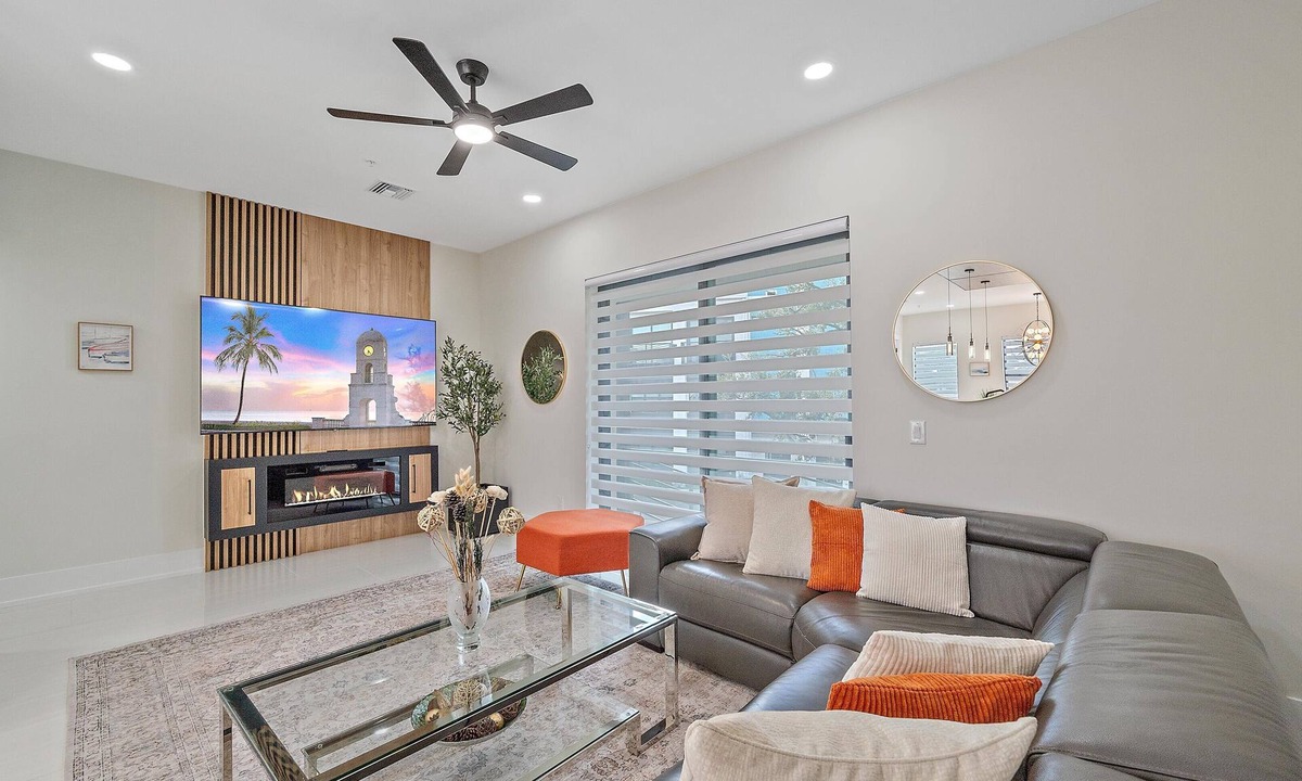 Downtown House | Luxe, Walk to Downtown, Rooftop, Mins to Beach