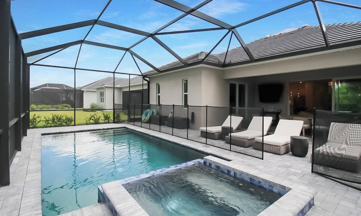 Venice House | Luxurious 4BR in Wellen Park - Pool home - Golf membership included - Florida Sanctuary