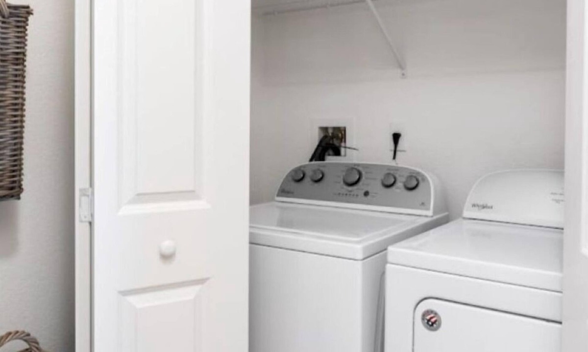 Riverview Apartment | Luxurious fully furnished suite near hospital's!