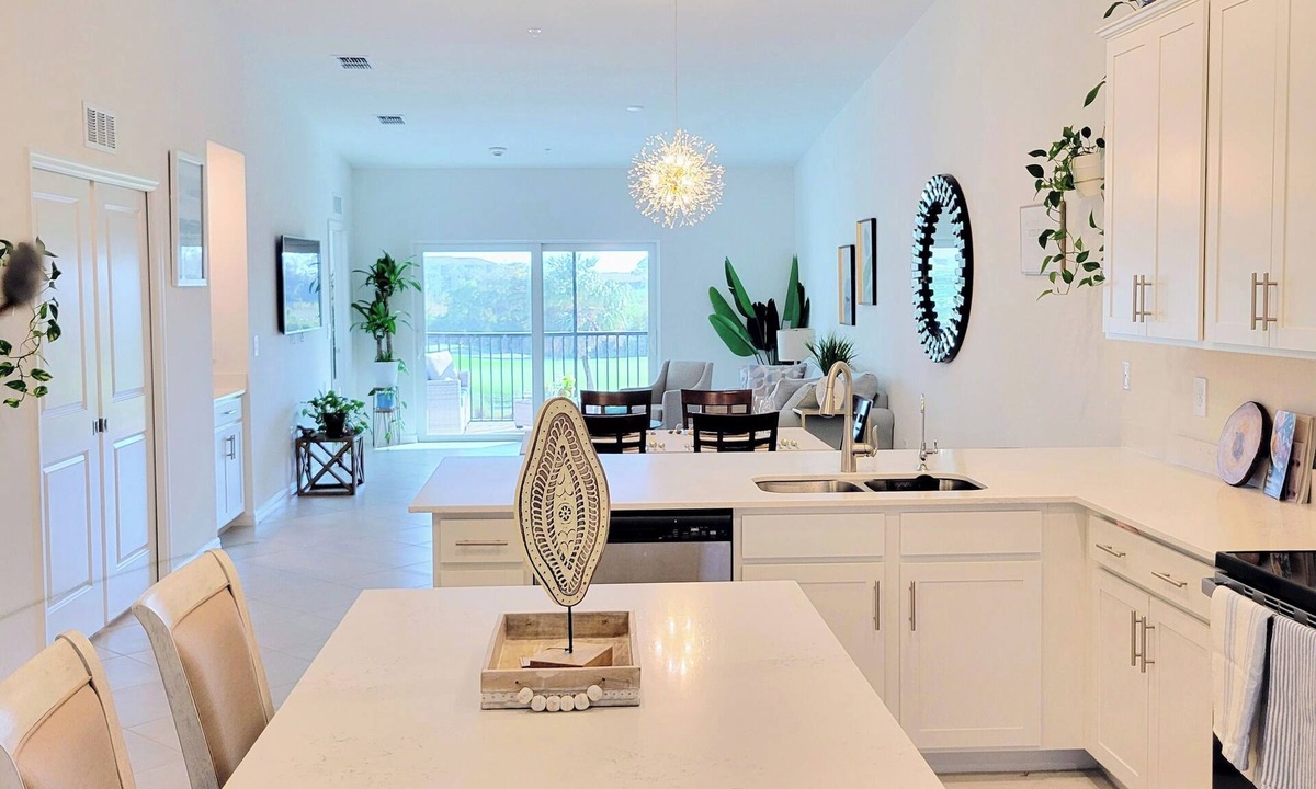 Venice Condo | Luxury 2BR+Den Condo Resort Style Vacation Tiki bar Sleeps 6