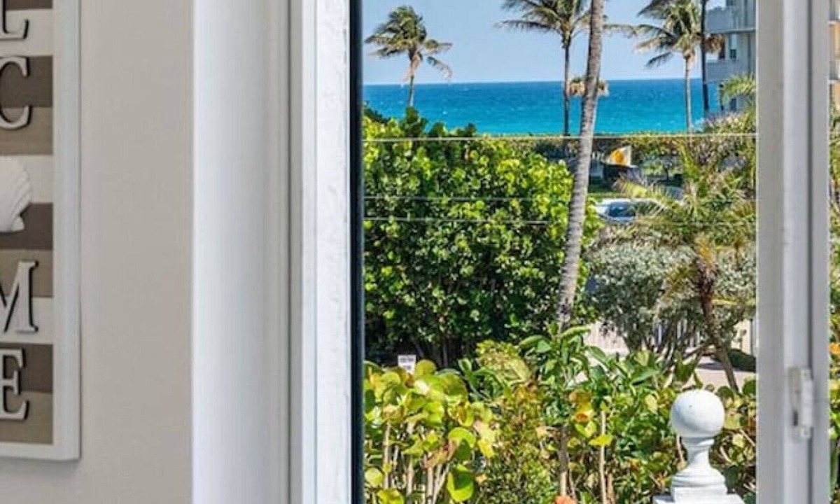 Juno Beach House | Luxury 3 Bedroom Private Home Walk to Beach