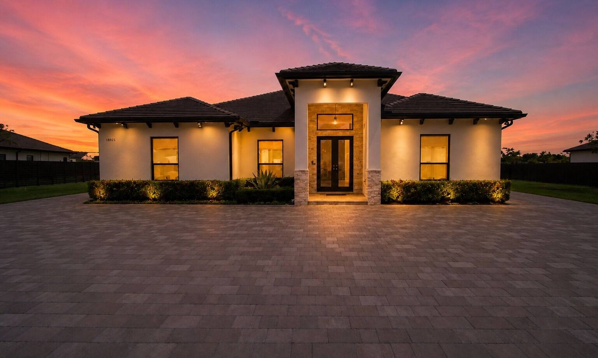 Ludlam House | Luxury 5BR Retreat W/Pool,Jacuzzi & Outdoor Kitche.