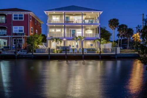Fort Myers Beach House | Luxury Beach Home, Gulf Access, Pool Table, Heated Pool & Spa - Summer Wind - Roelens