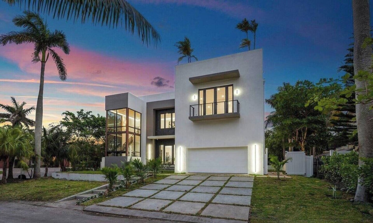 Boynton Beach House | Luxury coastal retreat with heated pool, rooftop views, and spacious en-suite bedrooms—perfect for relaxing, entertaining, and enjoying Boynton Beach in style 🌴