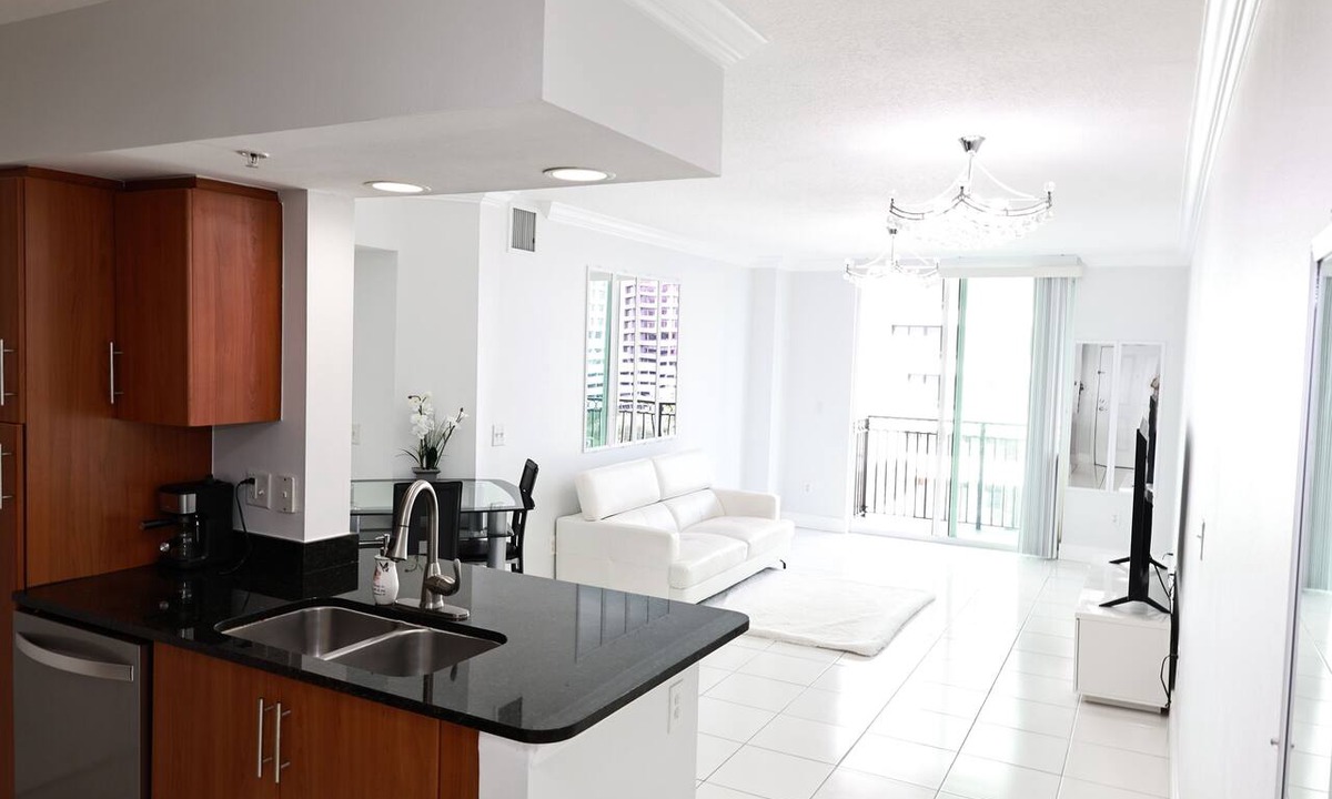 Downtown West Palm Beach Condo | Luxury Condo Downtown West Palm Beach with Heated Pool, Steam Room and Jacuzzi