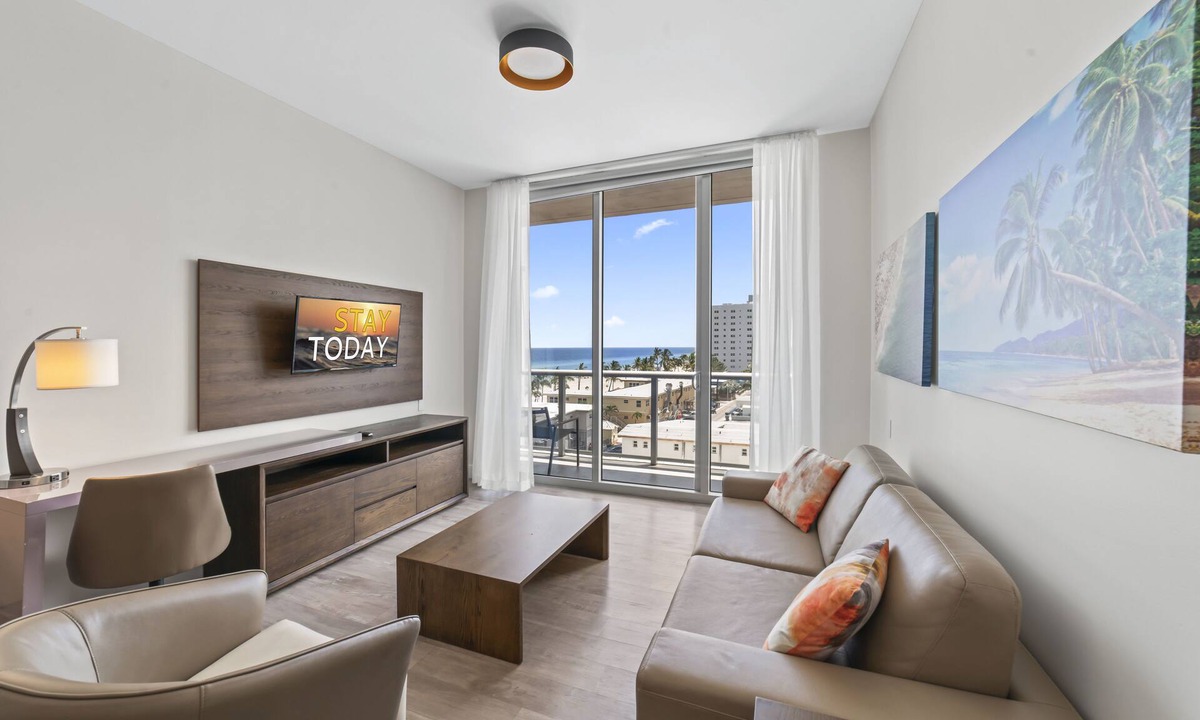 Hollywood Condo | ★ Luxury Condo Just Steps Away from the Beach