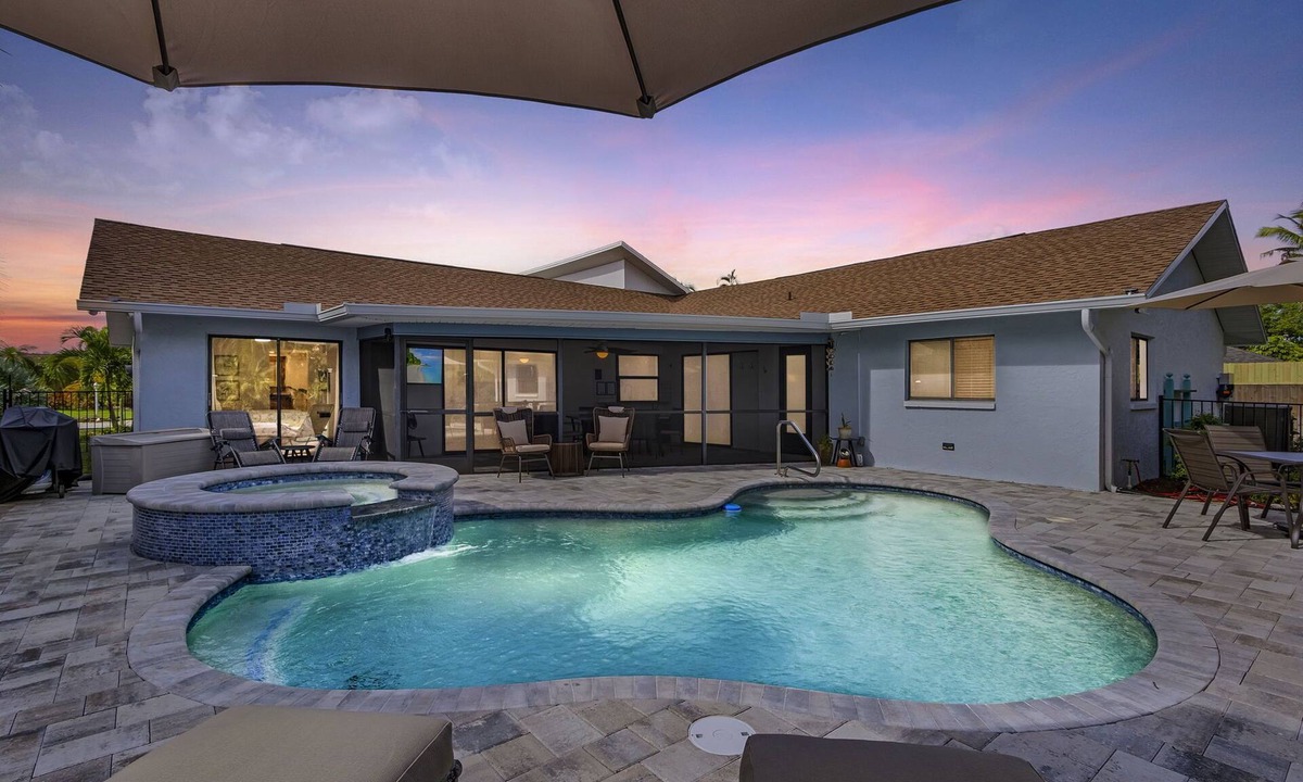 Iona House | Luxury Fort Myers Pool Home. Heated Pool & Spa 4BR/3BA Sleeps 9