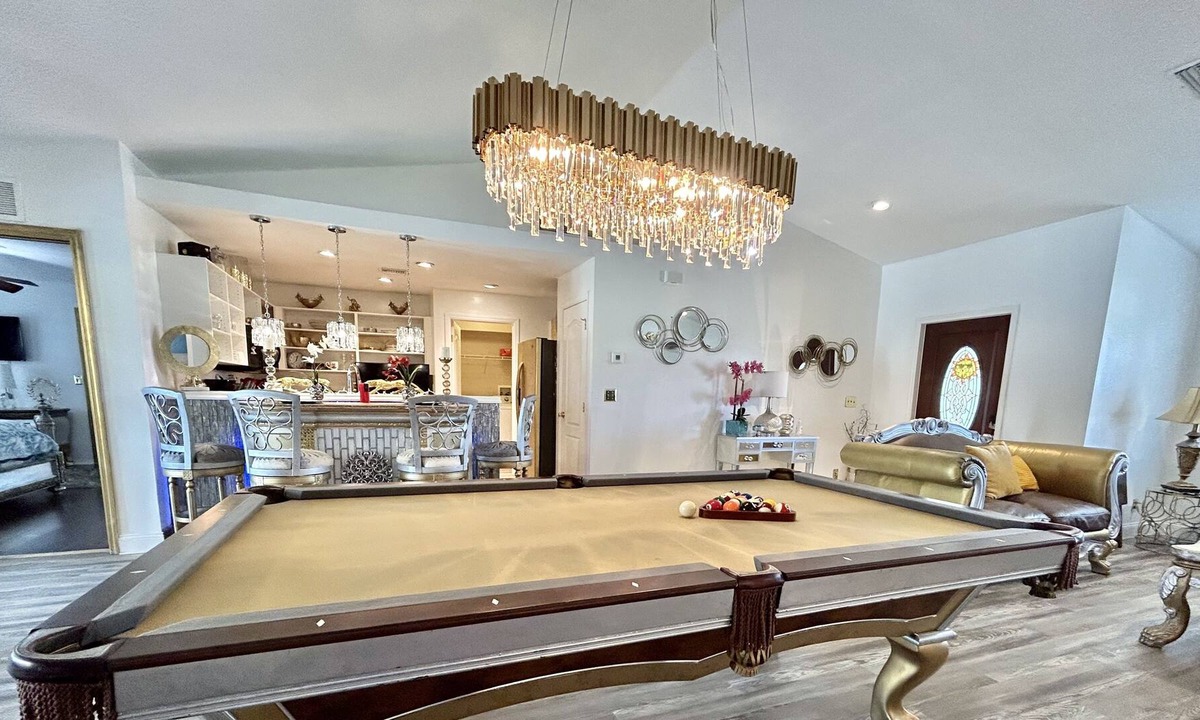 Jacarandas House | Luxury House with Pool Table