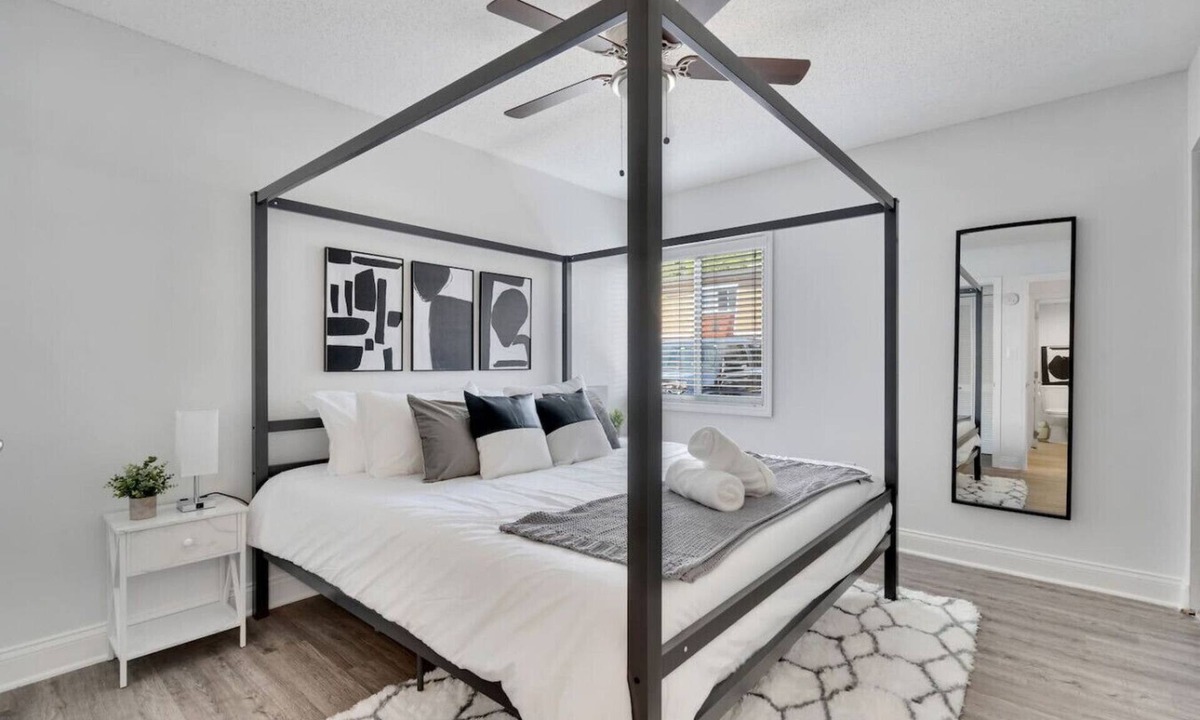 SoHo Apartment | Luxury King Suite by Bayshore with Pool & Gym