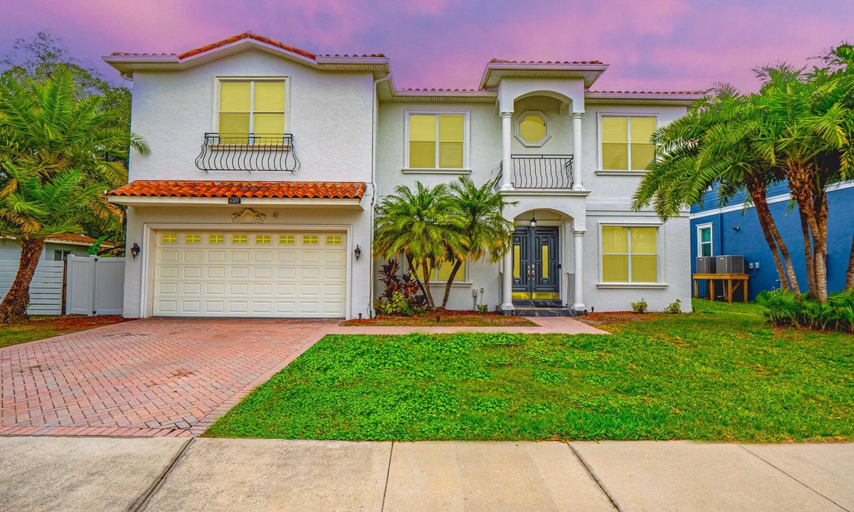 Virginia Park House | ⭐️LUXURY South Tampa Mansion🔥Heated Pool+Spa🎬Movie Theater Chef’s Kitchen 5000sqf