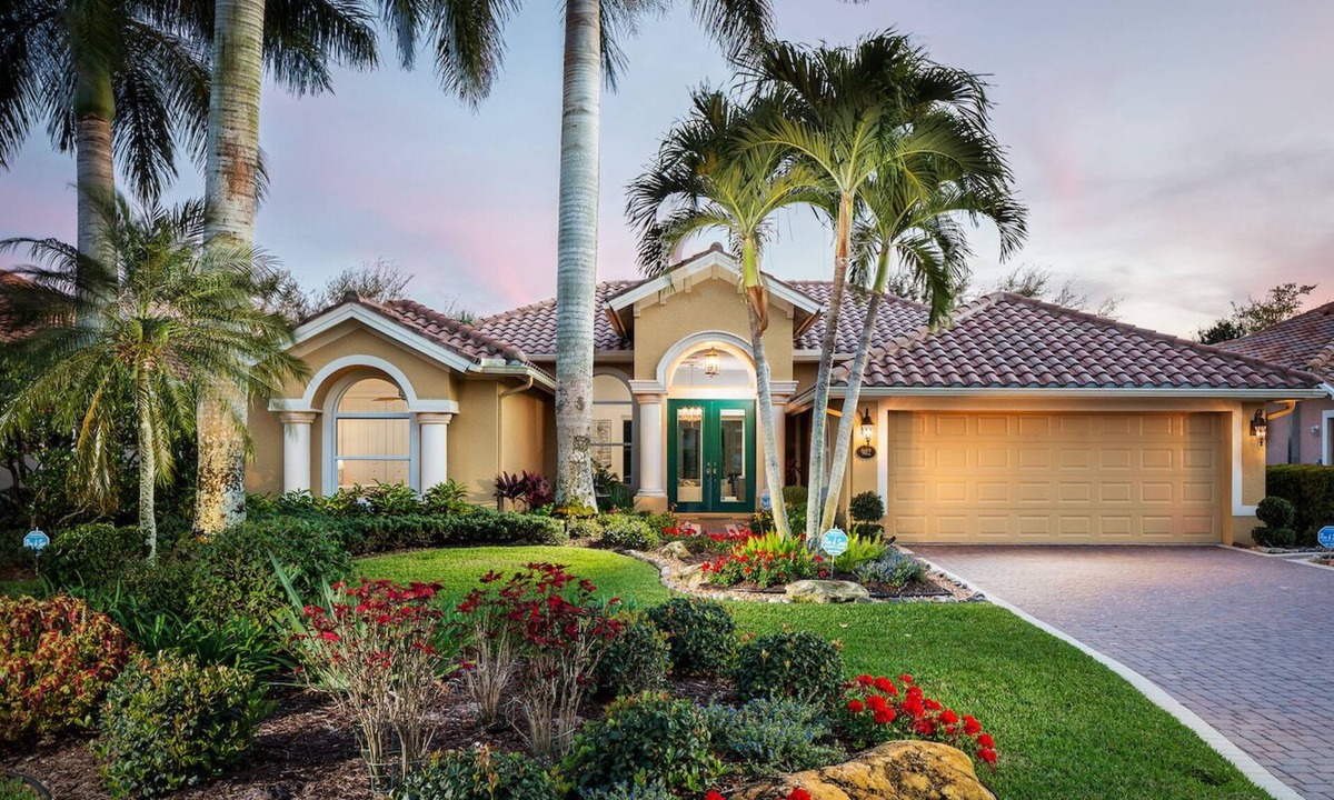 Central Naples House | Luxury Vacation Home Rental Briarwood, Naples, Florida