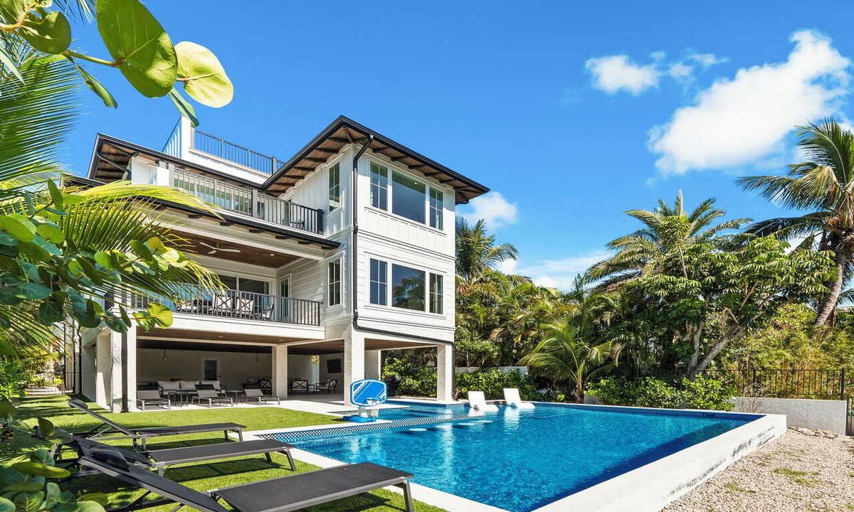 Saint Armands Key House | Luxury Villa Waterfront 9BR/9BA Pool + Spa Steps to Lido Key Beach