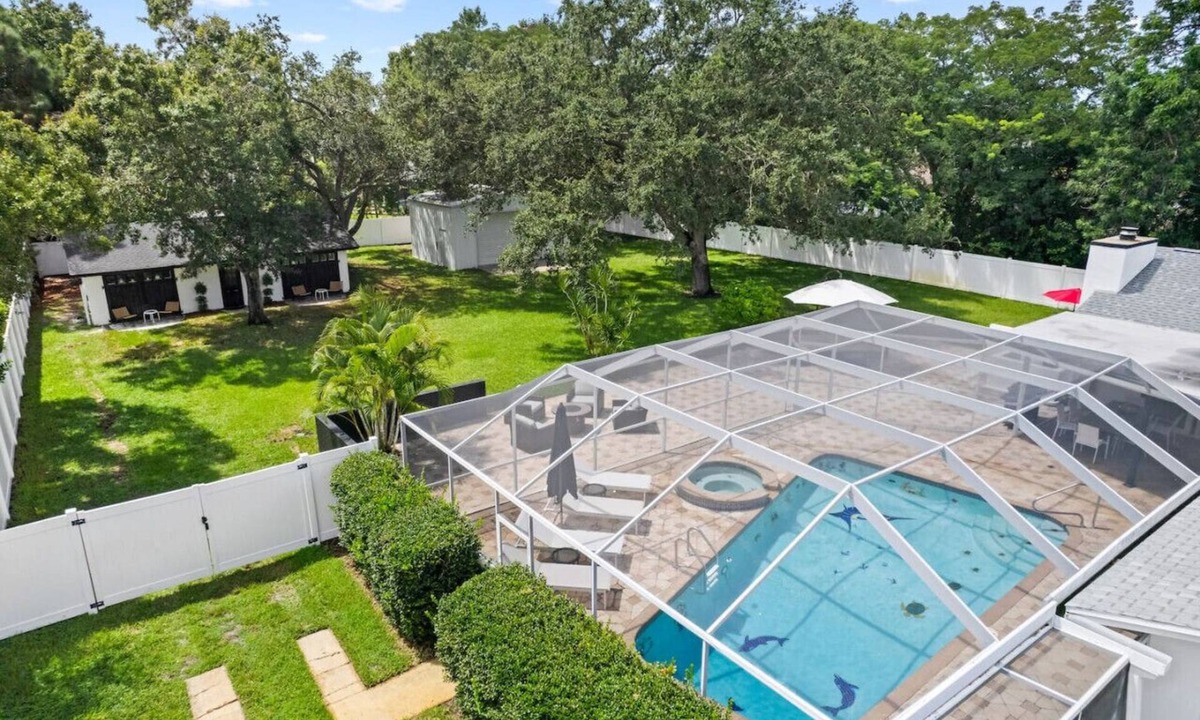 Largo Villa | Luxury Villa with Heated Saltwater Pool & Spa, Mini Golf, BBQ, 5 Mins to Beach