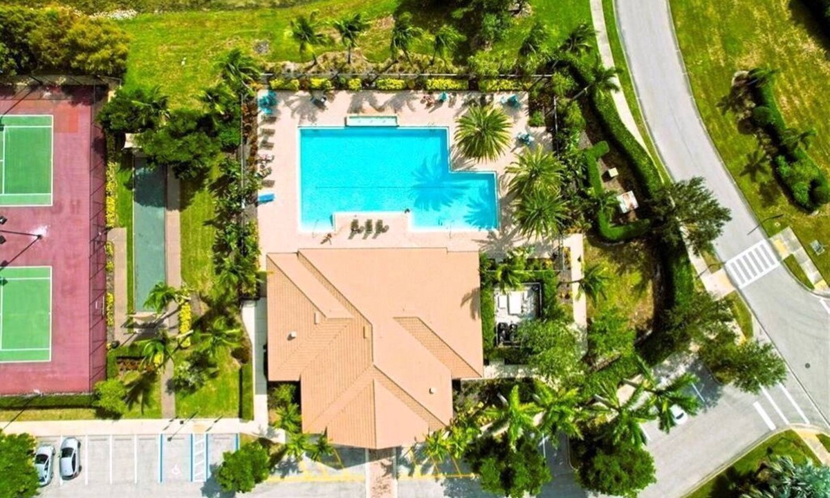 Paloma Condo | Luxury Waterfront home in Gated Community- Pool, Tennis & Near Beach, Dining