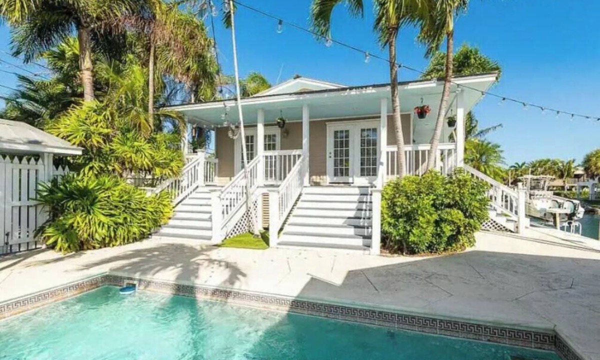 Key West House | Luxury Waterfront Escape. Pool, Dock & 10 Minutes to Key West