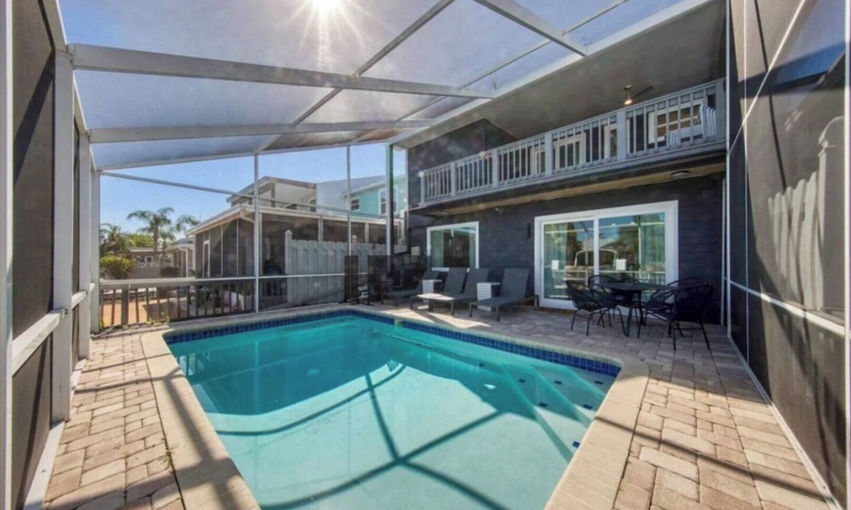 Bay Crest Park House | Luxury Waterfront Pool and Dock; Dander-Free