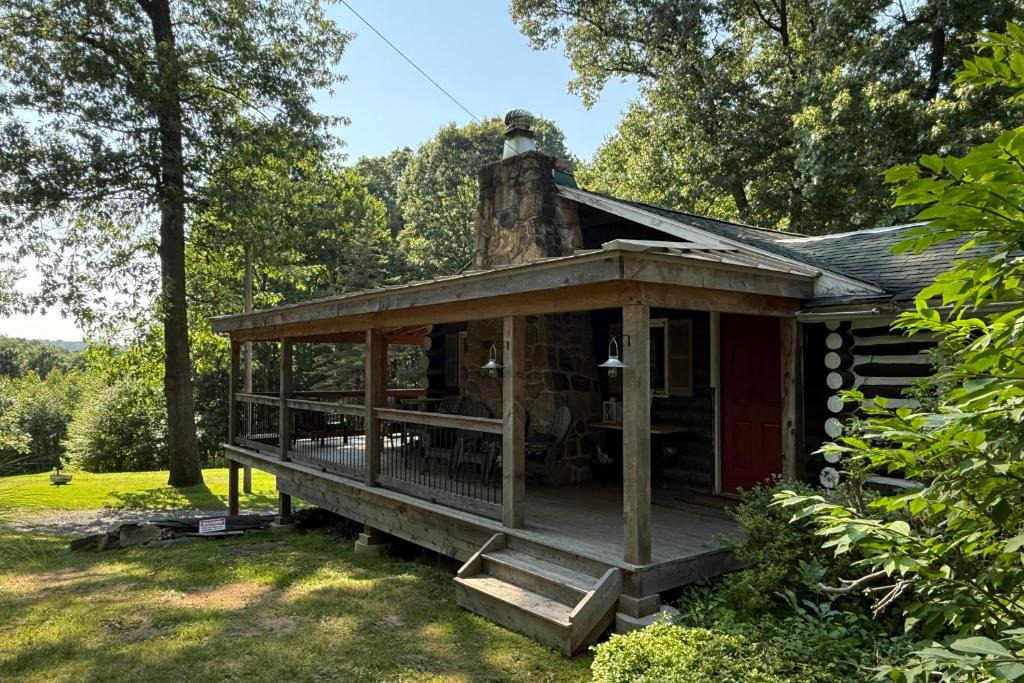 Seisholtzville House | Macungie Cabin w/Fireplace Near Bear Creek Skiing