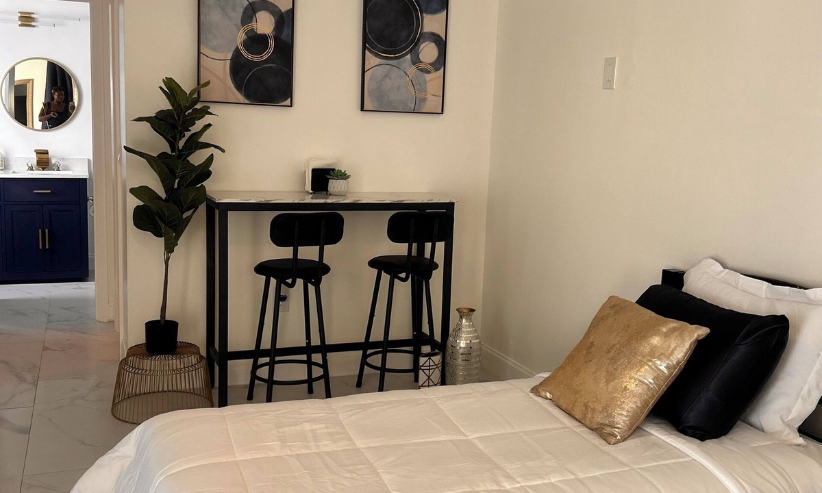 North Sarasota Apartment | Maison Privé- Signature Coastal Suite Curated Stay Near Beach