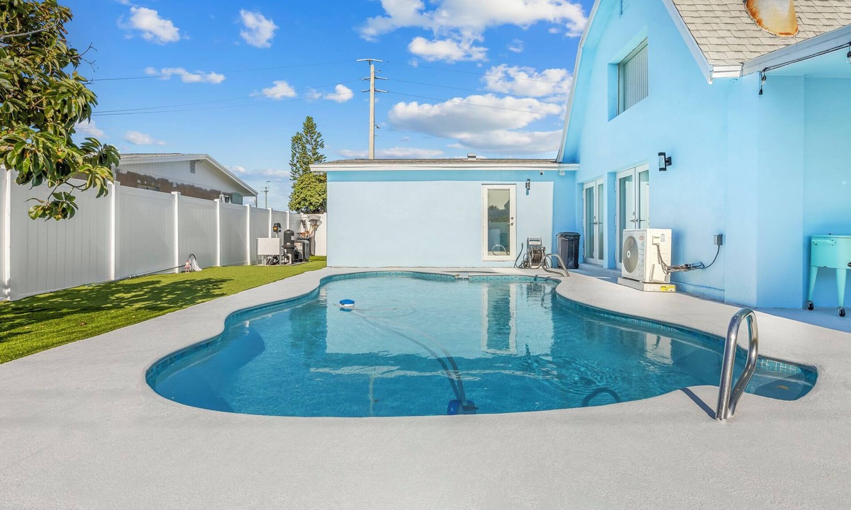Tropic House | Marbella is an Spacious 4-bedroom house in tranquil Satellite Beach with AC,WiFi