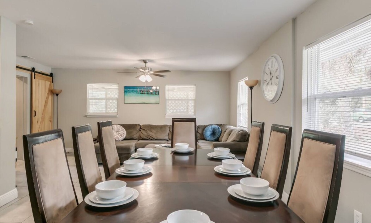 West Melbourne House | Melbourne 6 bed/2 bath Sleeps 12 BEDS 5King/1Qn