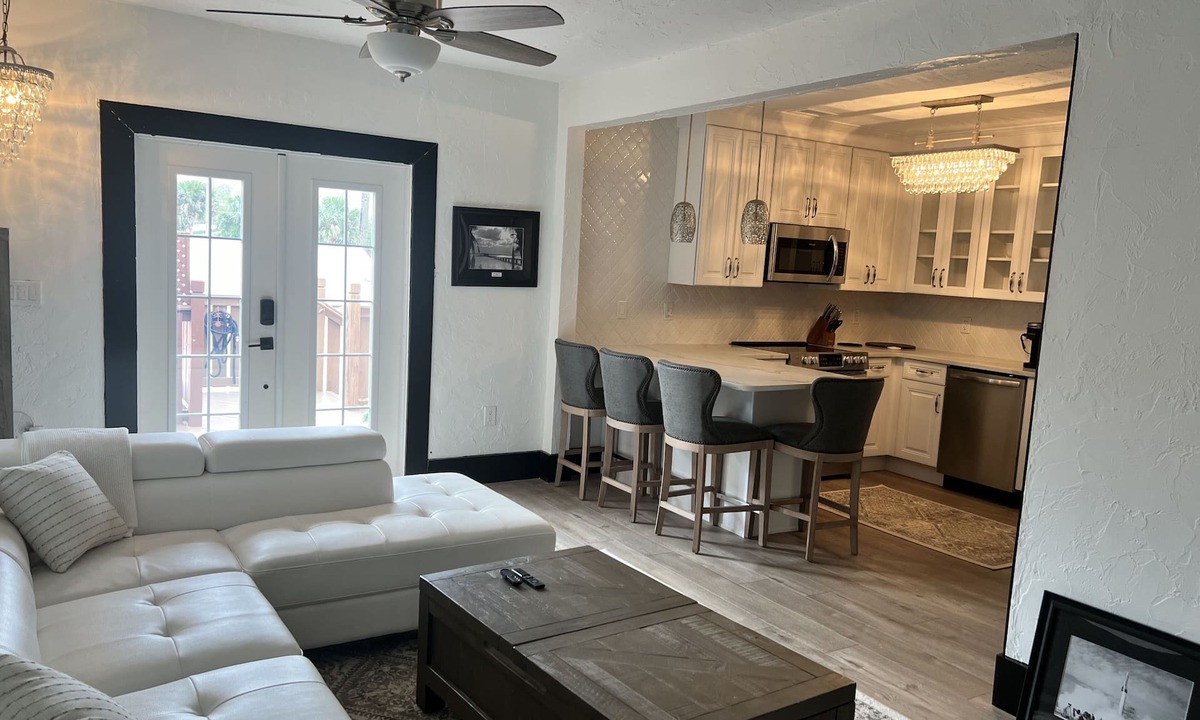 Historic Downtown Melbourne Apartment | Melbourne’s Uptown Carriage house