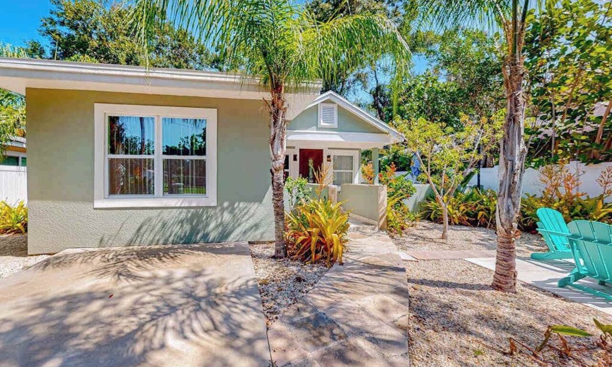 Bayou Oaks House | Mellow Memories Sun-filled house in Sarasota with al fresco dining & hammock