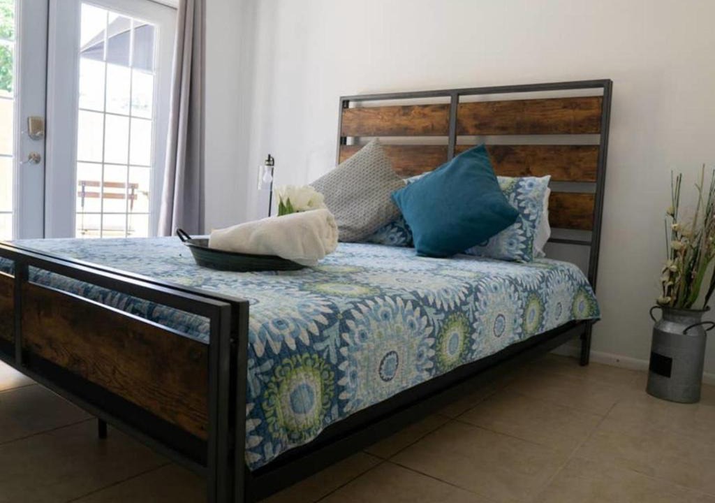 Carver City - Lincoln Gardens Apartment | Mi Casa Es Tu Casa, Airport Suites