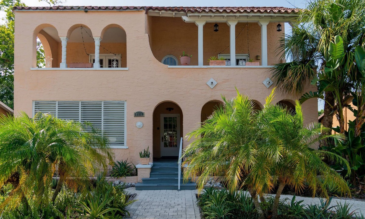 Riviera Bay Apartment | Mid-century Inspired 1/1 Apt w/ Balcony - 10 Minutes to Downtown