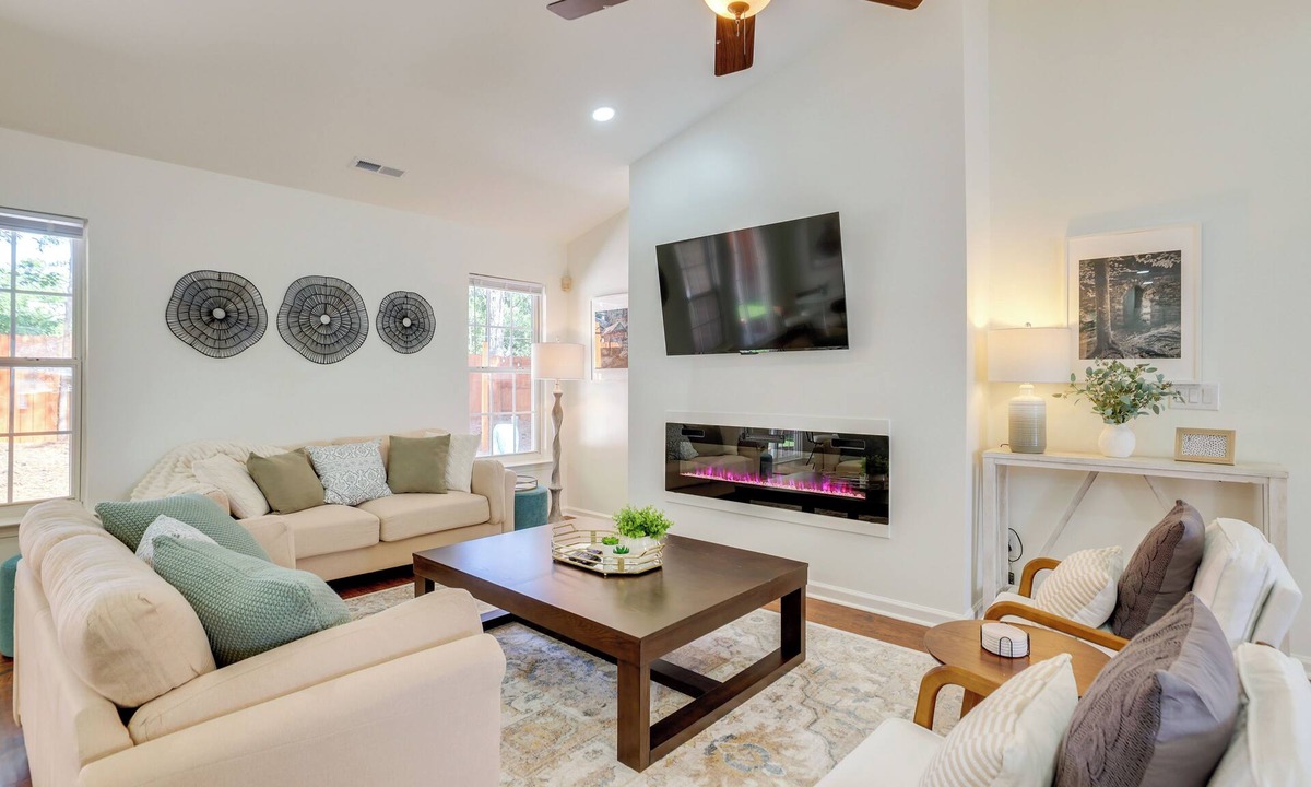 Simpsonville House | Mini Putting Green & Fire Pit: Simpsonville Gem
