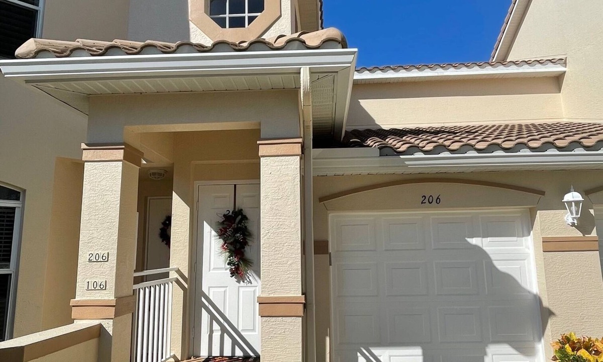 Bonita Springs House | Modern 2-Bed Pool-View Condo in Gated Spanish Wells — 3.5 Miles to Bonita Beach!