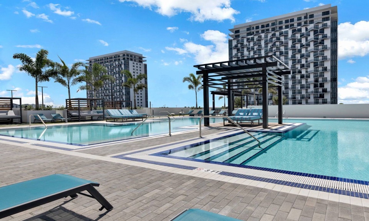 Doral Apartment | Modern 2BR Golf-View Suite | Pool, Massage & Sauna
