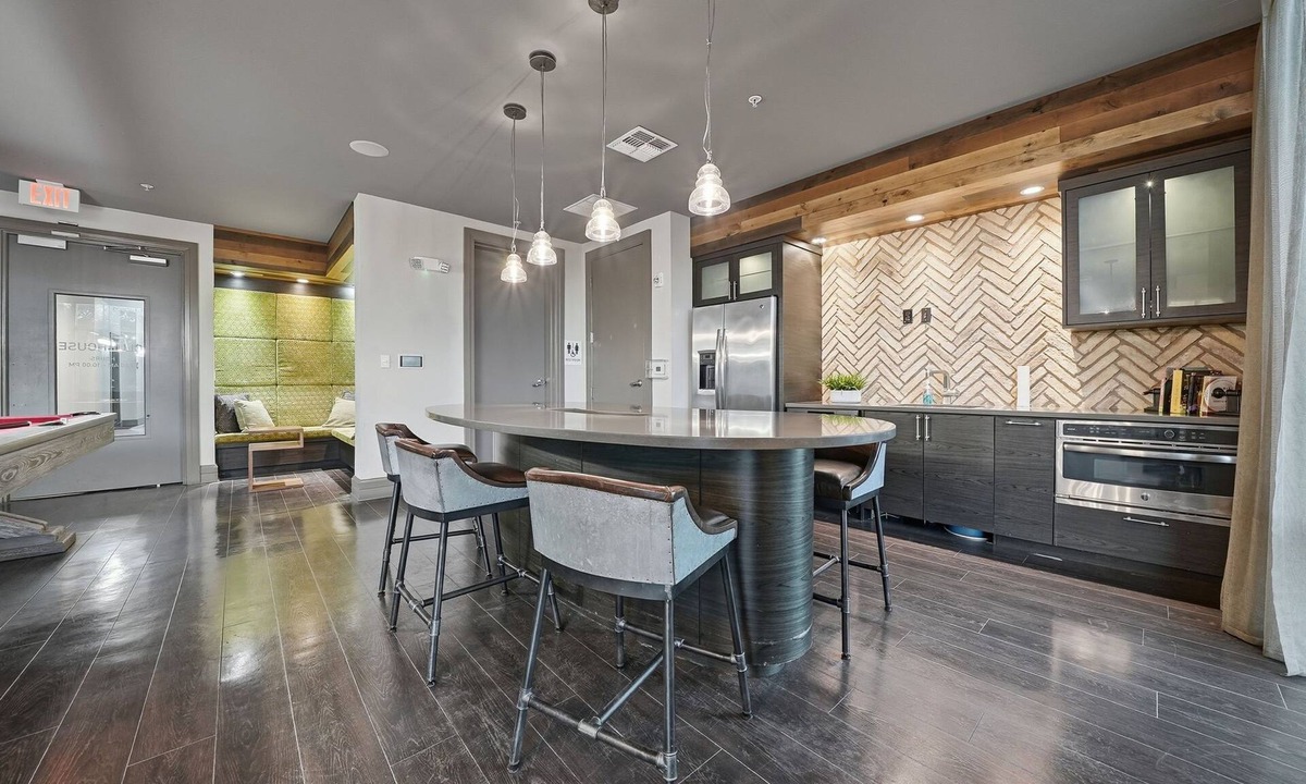 Courier City - Oscawana Apartment | Modern 2BR w Pool Pet-friendly Unit 18