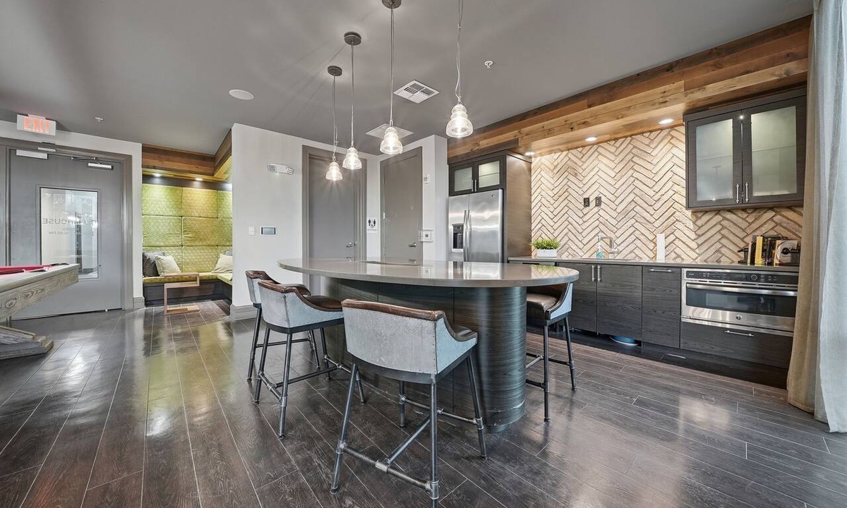 Courier City - Oscawana Apartment | Modern 2BR w Pool Pet-friendly Unit 22