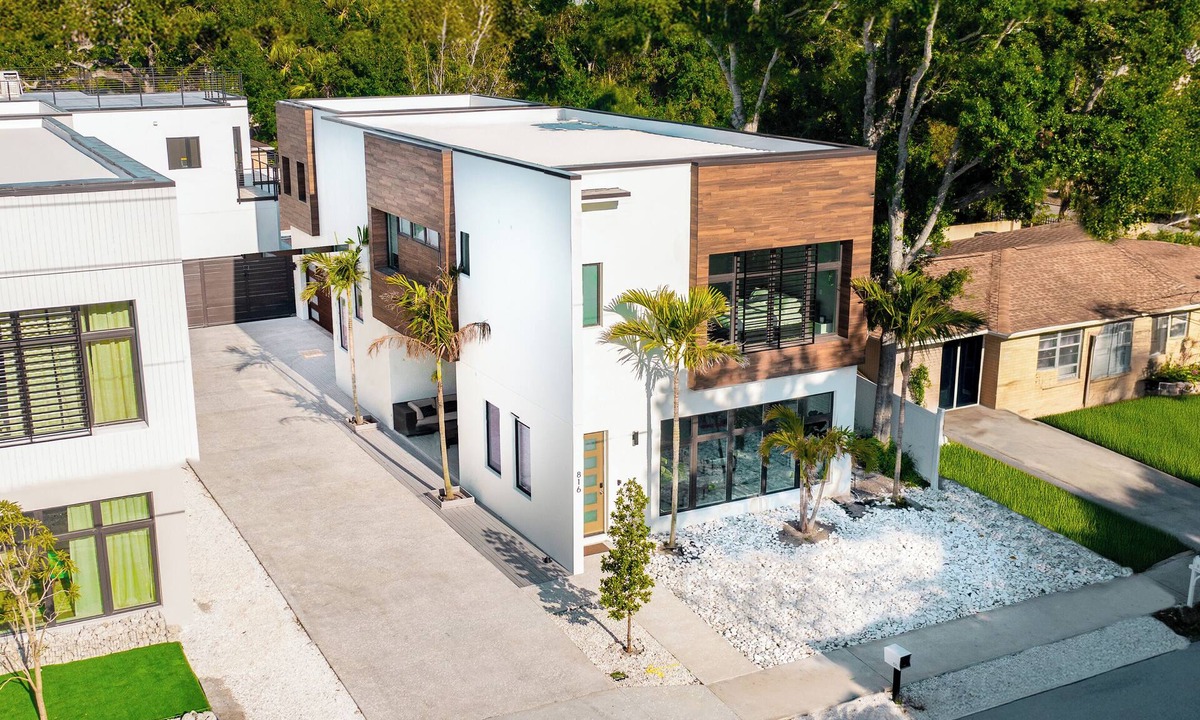 Gillespie Park House | Modern 3BR Home Luxury finishes