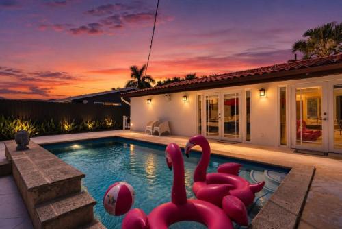 Westchester Apartment | Modern 4BR -Stunning Pool - Parking - BBQ Grill - Crib