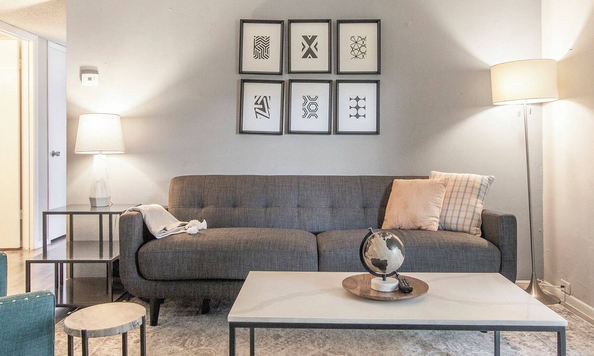 St. Petersburg Apartment | Modern Apartment in Prime Location (ID3735X8)