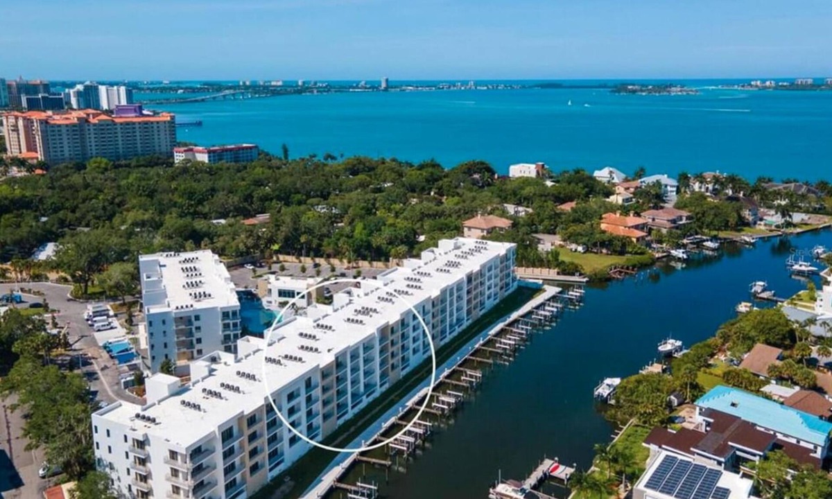 Central Sarasota Condo | Modern Arts District Retreat Walk to The Bay & Van Wezel Near Ringling