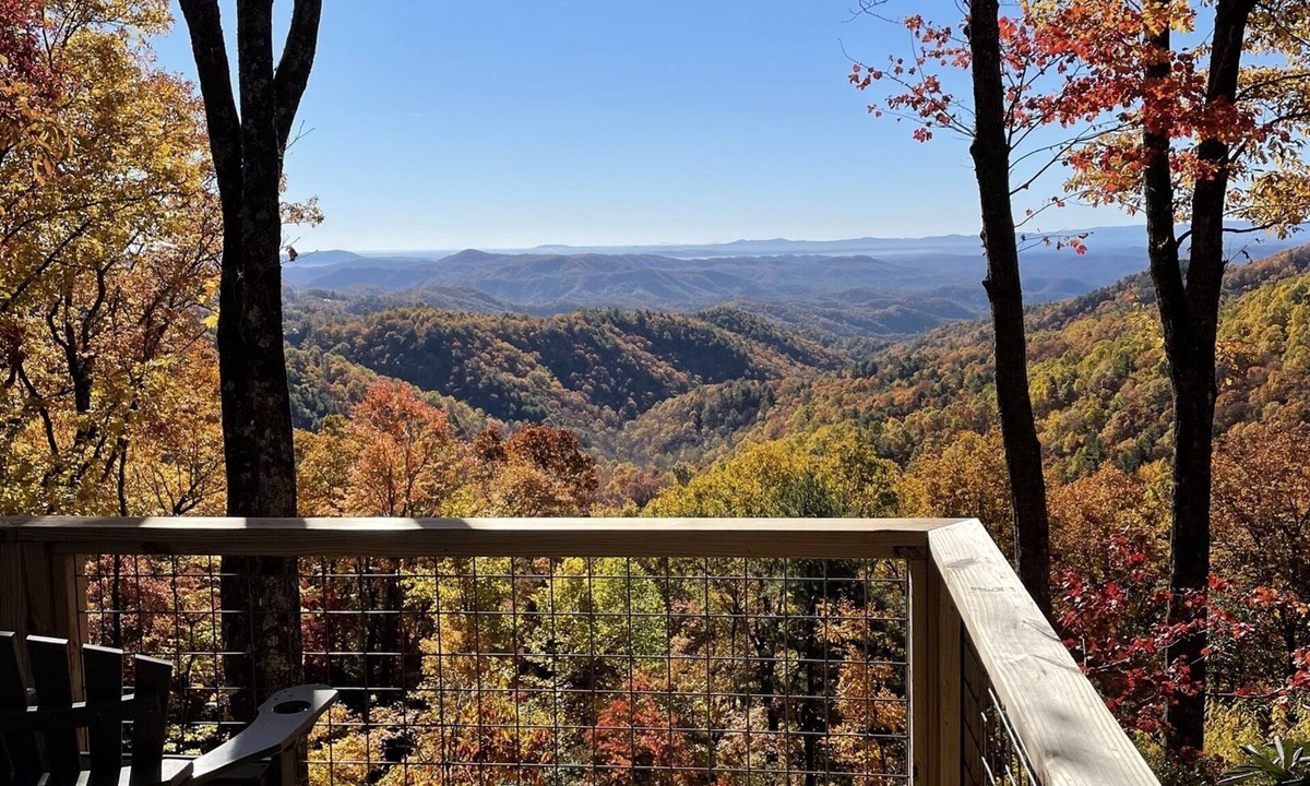 Apple Ridge House | Modern Barn with Panoramic Views. Dogs allowed.