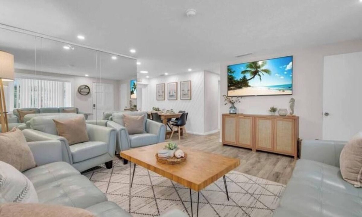 Sarasota House | Modern beach house Tiki Bar, covered pool-sleeps 9